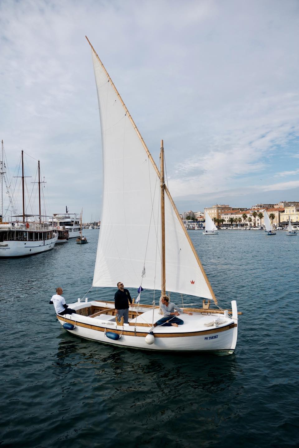 Defile tradicijskih brodova u uvali Jazine