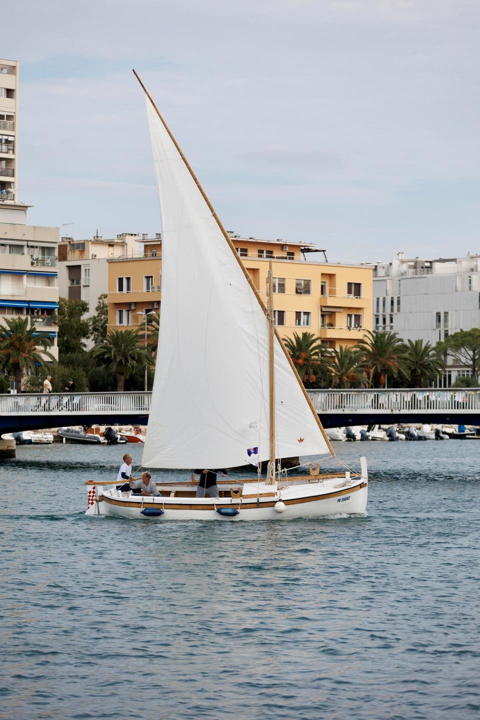 Defile tradicijskih brodova u uvali Jazine