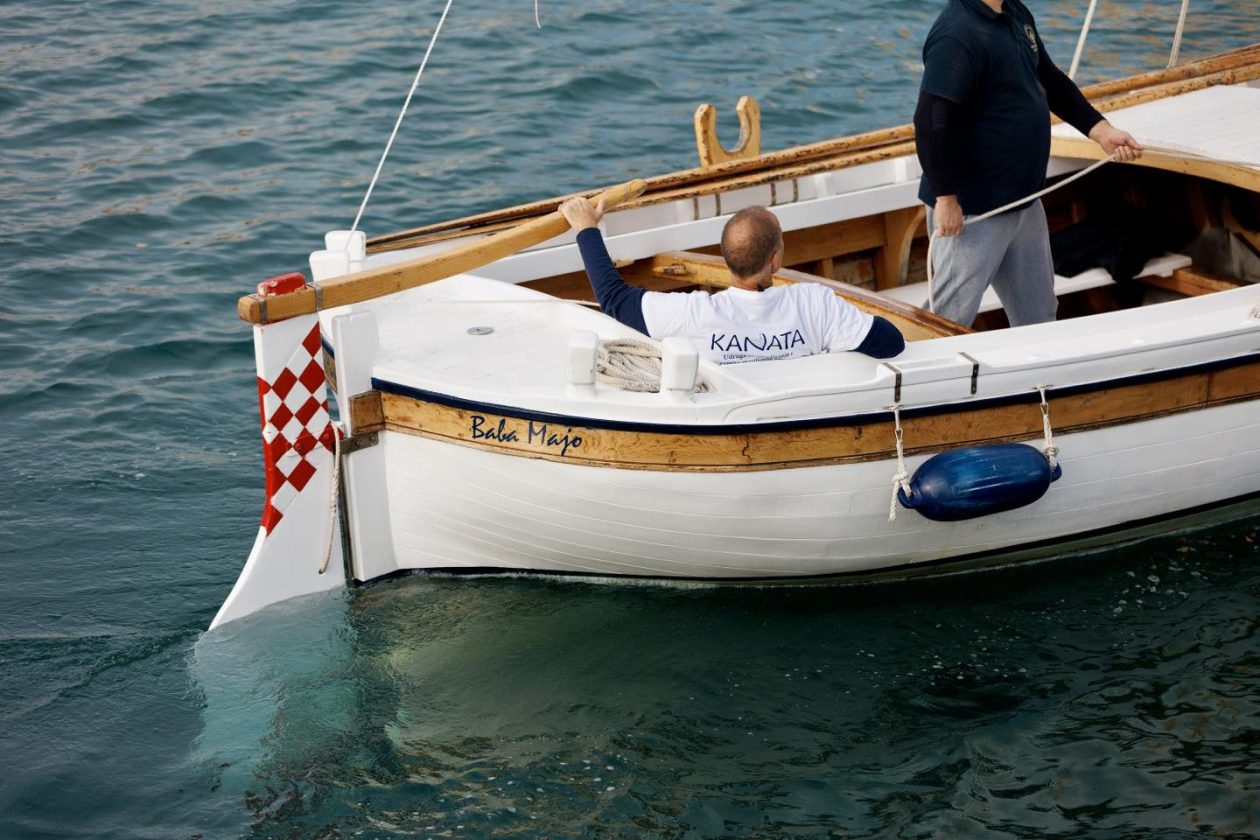 Defile tradicijskih brodova u uvali Jazine