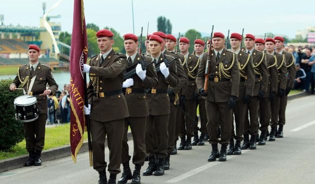 Na jezeru Jarun povodom Dana Oruzanih snaga i Hrvatske kopnene vojske vojska je posjetitelje upoznala s vojnom opremom, vozilima i naoruzanjem. Photo: Goran Jakus/PIXSELL