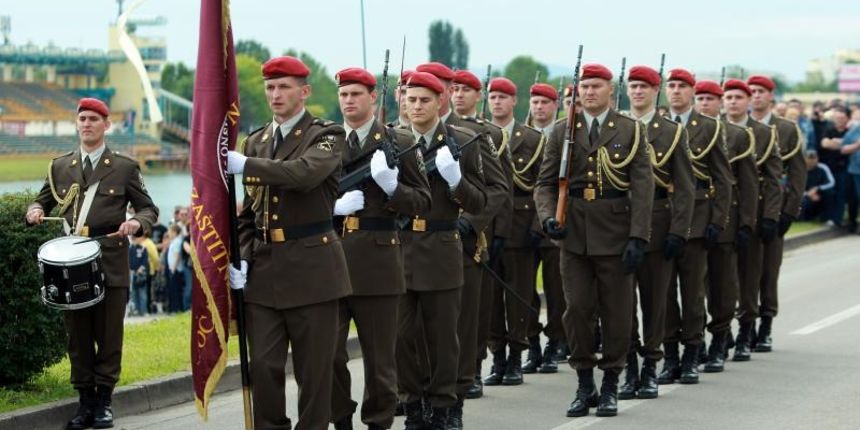 Na jezeru Jarun povodom Dana Oruzanih snaga i Hrvatske kopnene vojske vojska je posjetitelje upoznala s vojnom opremom, vozilima i naoruzanjem. Photo: Goran Jakus/PIXSELL