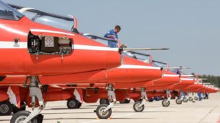 Akrobatska skupina “Red Arrows” Royal Air Forcea u posjeti Zračnoj bazi u Zemuniku Akrobatska skupina “Red Arrows” Royal Air Forcea u posjeti Zračnoj bazi u Zemuniku