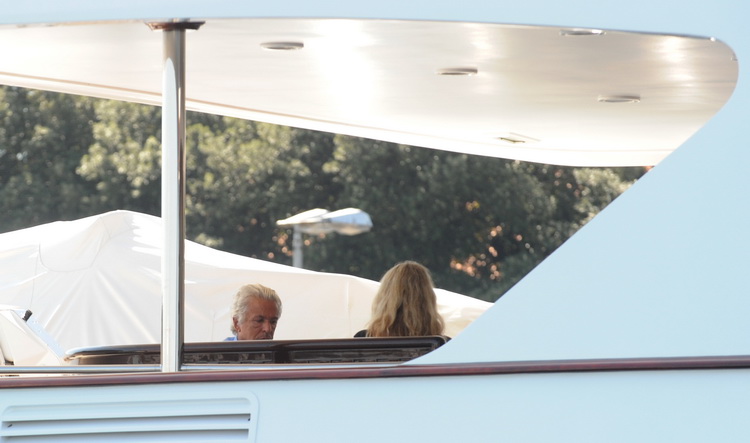 Zadar, 240811.
Modra pedesetmetarska jahta TM Blue One u vlasnistvu talijanskog modnog kreatora Garavani Valentina napustila je Zadar nakon sto je dva dana bila usidrena u zadarskoj luci. Jahta poznatog svjetskog dizajnera stigla je u Zadar iz Telasice. J