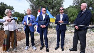 Grlić Radman i veleposlanik Ukrajine posadili maslinu u Perivoju mira