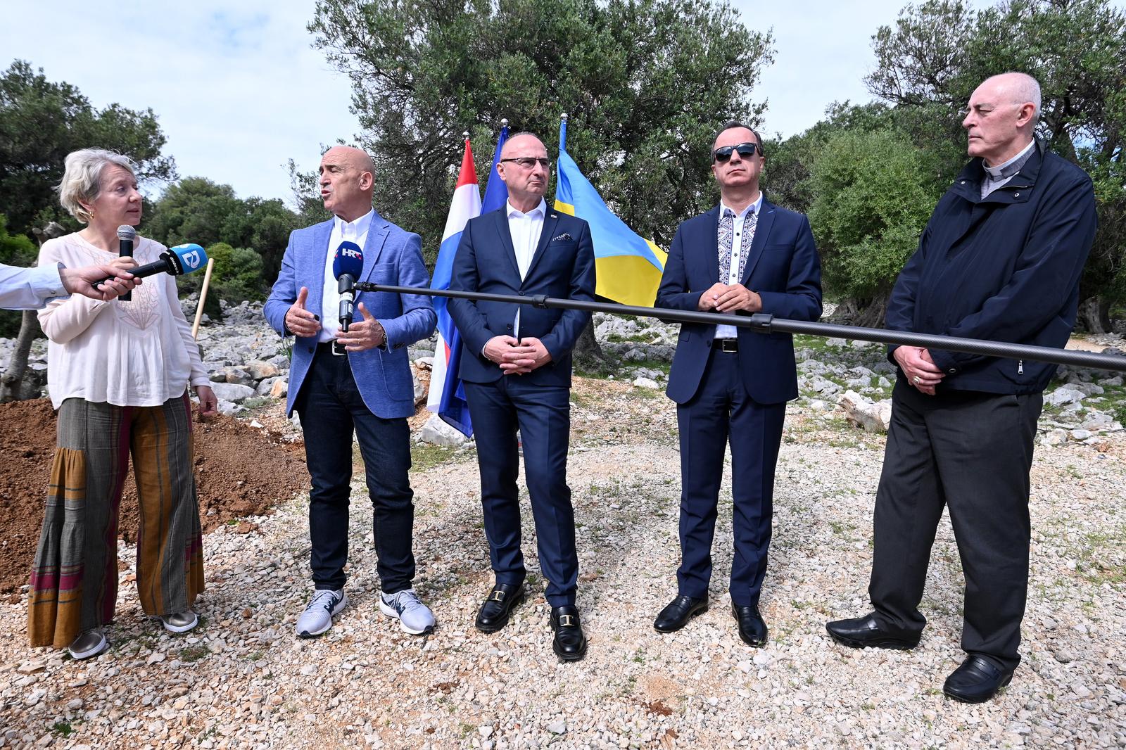 Grlić Radman i veleposlanik Ukrajine posadili maslinu u Perivoju mira