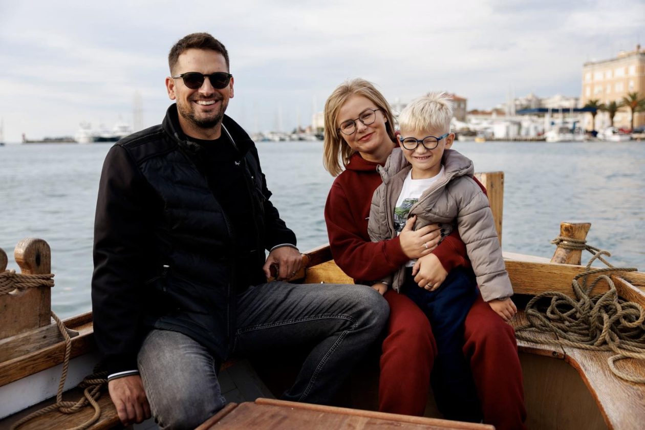 Defile tradicijskih brodova u uvali Jazine