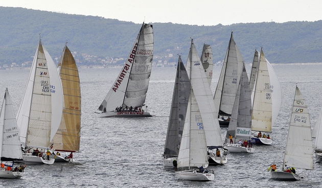 Split, 260910.
Ovog vikenda (zbog nevremena u subotu start regate je odgoden za nedjelju ) JK “Labud” organizira skoro pa jubilarnu 79. Mrdujsku regatu. Najve