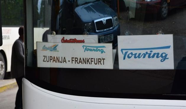 S prvog perona autobusnog kolodvora svakoga dana u 13 sati odlaze autobusi puni ocajnih Slavonaca, Brodjana, koji u svom rodnom gradu i vlastitoj domovini nemaju buducnost jer ne mogu pronaci zaposlenje. Ostvarenje snova, srecu i nadu u bolje sutra potraz