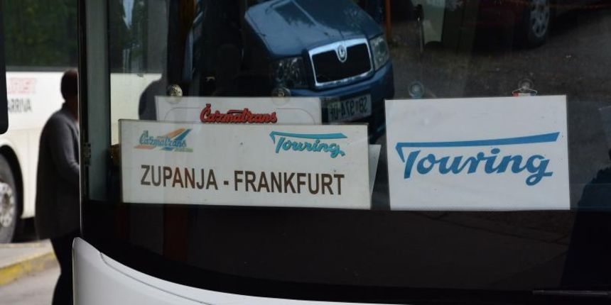 S prvog perona autobusnog kolodvora svakoga dana u 13 sati odlaze autobusi puni ocajnih Slavonaca, Brodjana, koji u svom rodnom gradu i vlastitoj domovini nemaju buducnost jer ne mogu pronaci zaposlenje. Ostvarenje snova, srecu i nadu u bolje sutra potraz