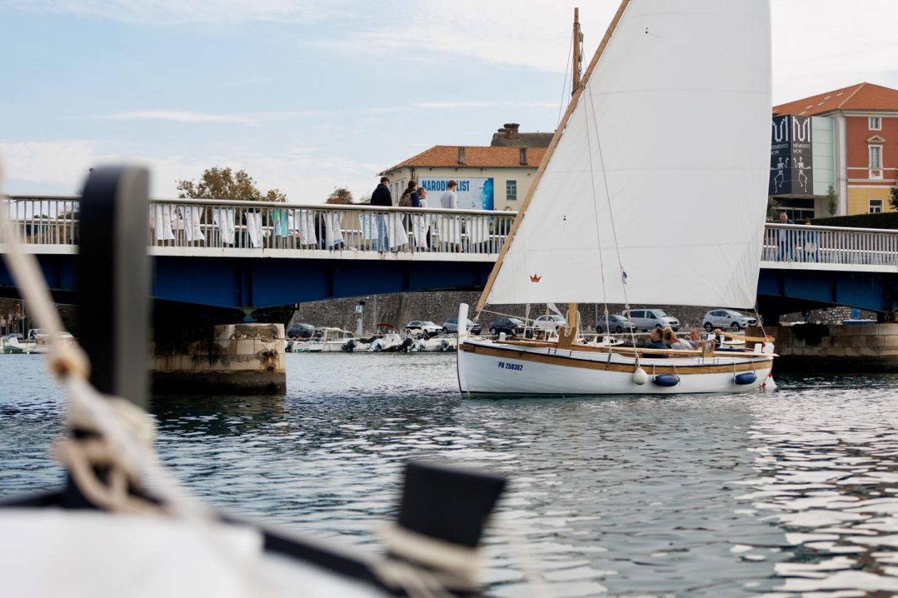 Defile tradicijskih brodova u uvali Jazine