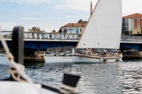 Defile tradicijskih brodova u uvali Jazine