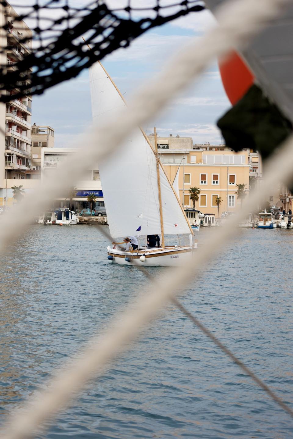 Defile tradicijskih brodova u uvali Jazine