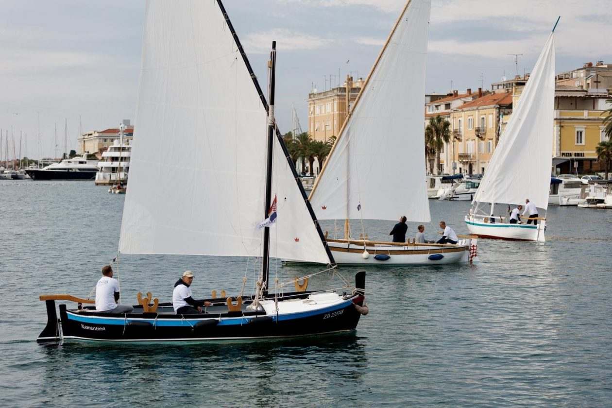 Defile tradicijskih brodova u uvali Jazine