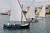 Defile tradicijskih brodova u uvali Jazine