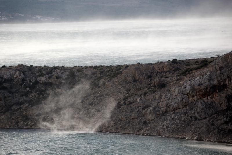 Opis 25.01.2014., Zadar – Nakon dugog perioda izuzetno toplog vremena, dugo (ne)ocekivani snijeg i bura ohladili su podrucje Zadarske zupanije. Photo: Filip Brala/PIXSELL Autor Filip Brala/PIXSELL KLJUČNE RIJEČI Zadar, bura, velebit, zima, snijeg, vri Opis 25.01.2014., Zadar – Nakon dugog perioda izuzetno toplog vremena, dugo (ne)ocekivani snijeg i bura ohladili su podrucje Zadarske zupanije. Photo: Filip Brala/PIXSELL Autor Filip Brala/PIXSELL KLJUČNE RIJEČI Zadar, bura, velebit, zima, snijeg, vri