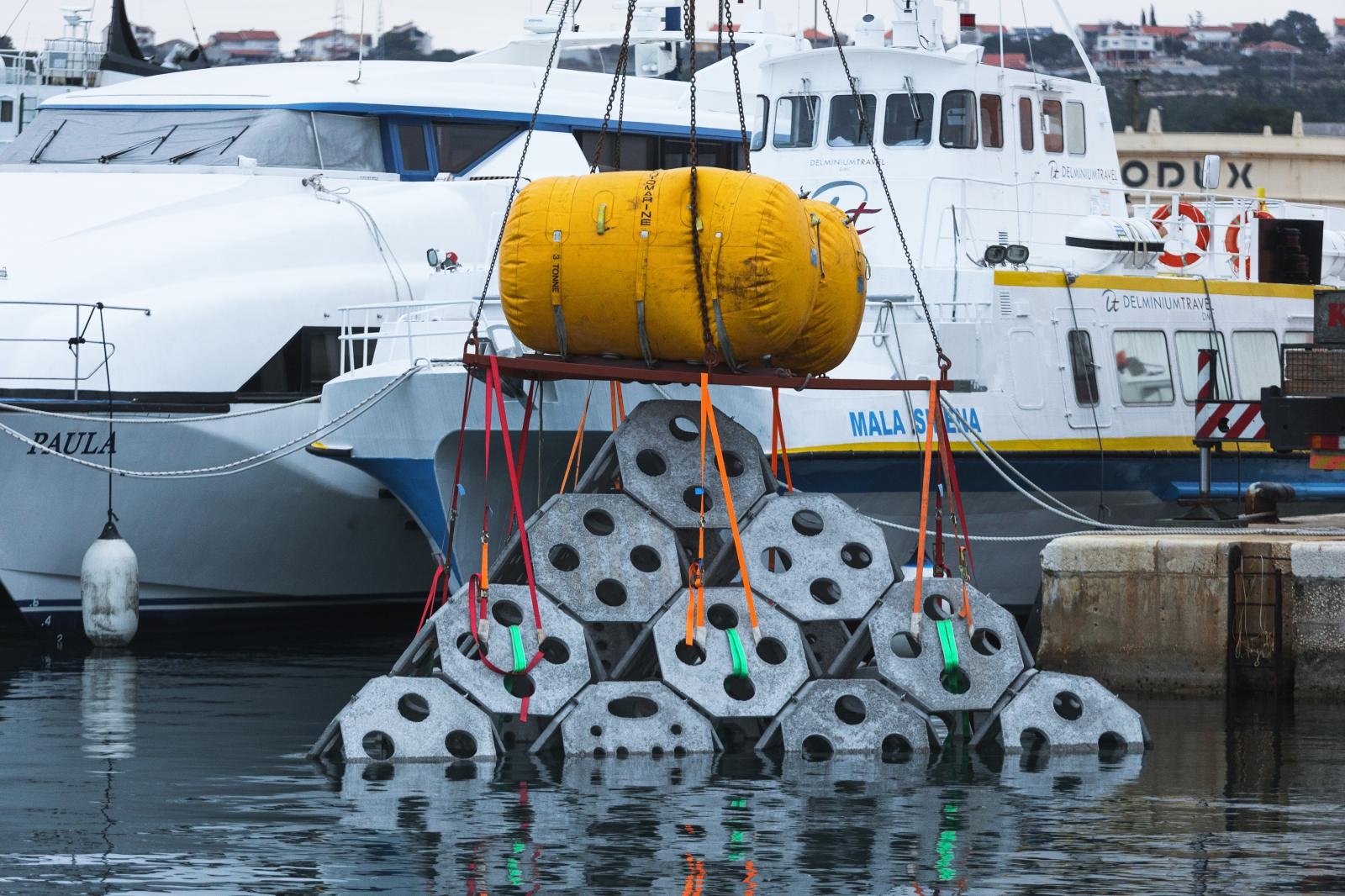 Riblji umjetni greben iz projekta “Adri.SmArtFish” otegljen na lokaciju kod Ošljaka