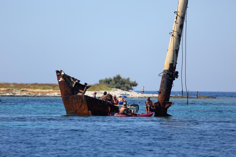 05.08.2013., Dugi Otok – Pored mjesta Veli rat na Dugom Otoku brod koji je prije vise godina nasukan, polako izgriza more, ali dok je jos uvijek tu prava je turisticka atrakcija gdje turisti rone i istrazuju njegovu potopljenu unutrasnjost. Photo: Filip 05.08.2013., Dugi Otok – Pored mjesta Veli rat na Dugom Otoku brod koji je prije vise godina nasukan, polako izgriza more, ali dok je jos uvijek tu prava je turisticka atrakcija gdje turisti rone i istrazuju njegovu potopljenu unutrasnjost. Photo: Filip