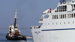 Kornati, Otok Sit, 261009 .
Putnicki brod Marko Polo nasukao se prekjucer unutar otoka Sita na sjeverozapadnoj strani. 
Marko Polo je provom zaorao barem desetak metara u kopno, srusio morske stijene i raslinje, probio zid ograde obitelji Kovacev i zausta