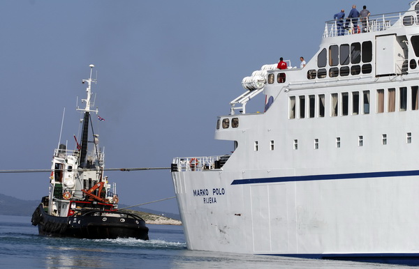 Kornati, Otok Sit, 261009 .
Putnicki brod Marko Polo nasukao se prekjucer unutar otoka Sita na sjeverozapadnoj strani. 
Marko Polo je provom zaorao barem desetak metara u kopno, srusio morske stijene i raslinje, probio zid ograde obitelji Kovacev i zausta