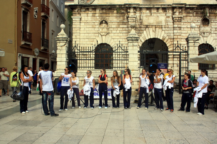 Narodni trg: Predstavljene košarakašice i košarkaši Zadra. foto: Mladen Malik