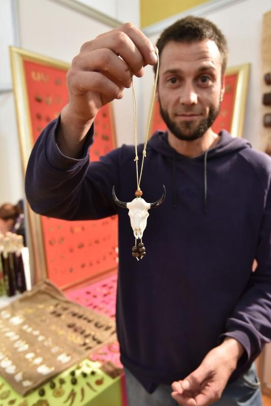 U Domu branitelja poceo 14. HAND MADE FEST – Festival rucnih izrada, mastovitosti i dizajna. I ove se godine u svih 5 dvorana Doma branitelja, 200-ak izlagaca, od kojih i 20% muskaraca, tri dana promice i promovira jedinstvene vrijednosti rucnih izrada, p U Domu branitelja poceo 14. HAND MADE FEST – Festival rucnih izrada, mastovitosti i dizajna. I ove se godine u svih 5 dvorana Doma branitelja, 200-ak izlagaca, od kojih i 20% muskaraca, tri dana promice i promovira jedinstvene vrijednosti rucnih izrada, p