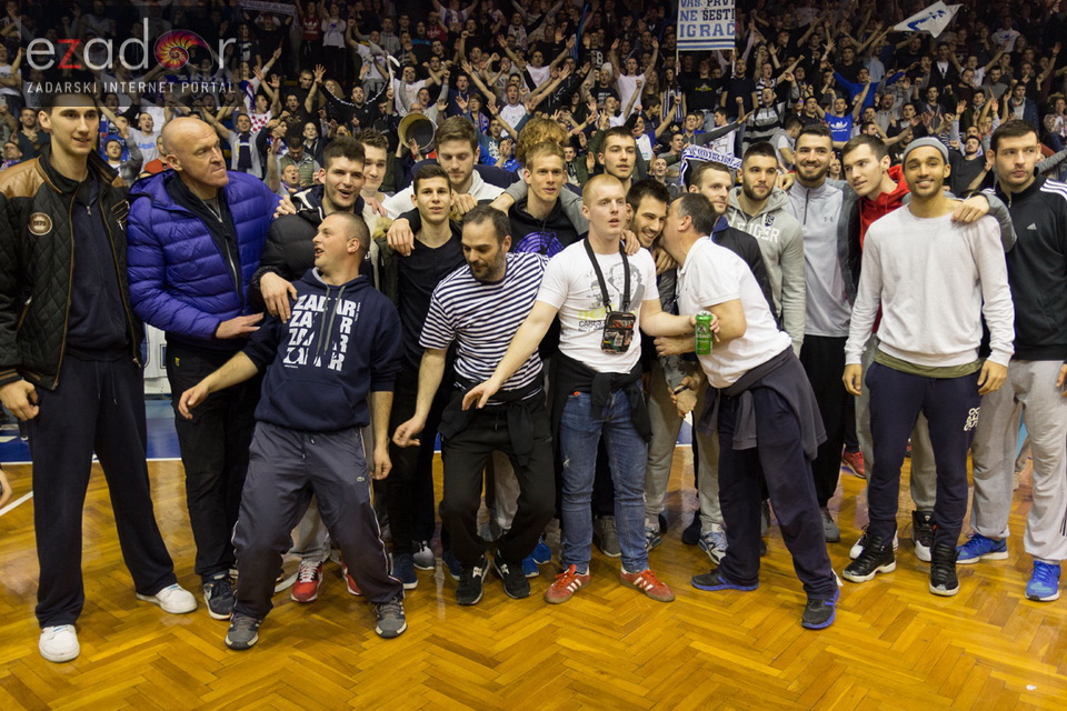 Humanitarno gledanje utakmice Zadar-Cibona (85-84) u Jazinama Humanitarno gledanje utakmice Zadar-Cibona (85-84) u Jazinama