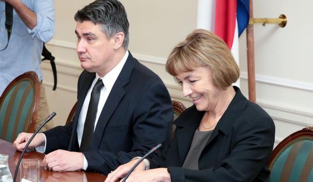 Predsjednik Vlade Republike Hrvatske Zoran Milanovic u Banskim je dvorima odrzao sastanak s predsjednicima klubova parlamentarnih stranaka. Tema je arbitraza sa Slovenijom oko Piranskog zaljeva, odnosno Savudrijske vale. Zoran Milanovic, Vesna Pusic. Pho