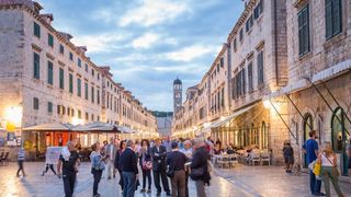 I zadnjeg dana rujna, Stradun i stara gradska jezgra Dubrovnika još uvijek je prepuna turista koji uživaju u znamenitostima starog groda. Foto: Grgo Jelavić/PIXSELL I zadnjeg dana rujna, Stradun i stara gradska jezgra Dubrovnika još uvijek je prepuna turista koji uživaju u znamenitostima starog groda. Foto: Grgo Jelavić/PIXSELL