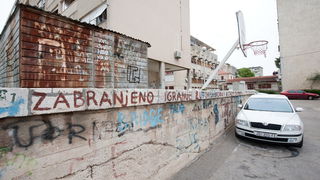 Zadar, 140412
Kosarkaska igralista i na njima postavljeni kosevi po citavom Zadru, koji se dici imenom “Grad kosarke”, su u jako losem stanju i/ili sluze kao parkiraliste.
Na fotografiji: igraliste u ulici Frane Alfirevica u zadarskom kvartu “Bridge” tak Zadar, 140412
Kosarkaska igralista i na njima postavljeni kosevi po citavom Zadru, koji se dici imenom “Grad kosarke”, su u jako losem stanju i/ili sluze kao parkiraliste.
Na fotografiji: igraliste u ulici Frane Alfirevica u zadarskom kvartu “Bridge” tak