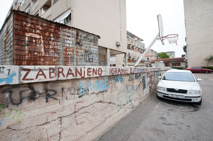 Zadar, 140412
Kosarkaska igralista i na njima postavljeni kosevi po citavom Zadru, koji se dici imenom “Grad kosarke”, su u jako losem stanju i/ili sluze kao parkiraliste.
Na fotografiji: igraliste u ulici Frane Alfirevica u zadarskom kvartu “Bridge” tak Zadar, 140412
Kosarkaska igralista i na njima postavljeni kosevi po citavom Zadru, koji se dici imenom “Grad kosarke”, su u jako losem stanju i/ili sluze kao parkiraliste.
Na fotografiji: igraliste u ulici Frane Alfirevica u zadarskom kvartu “Bridge” tak