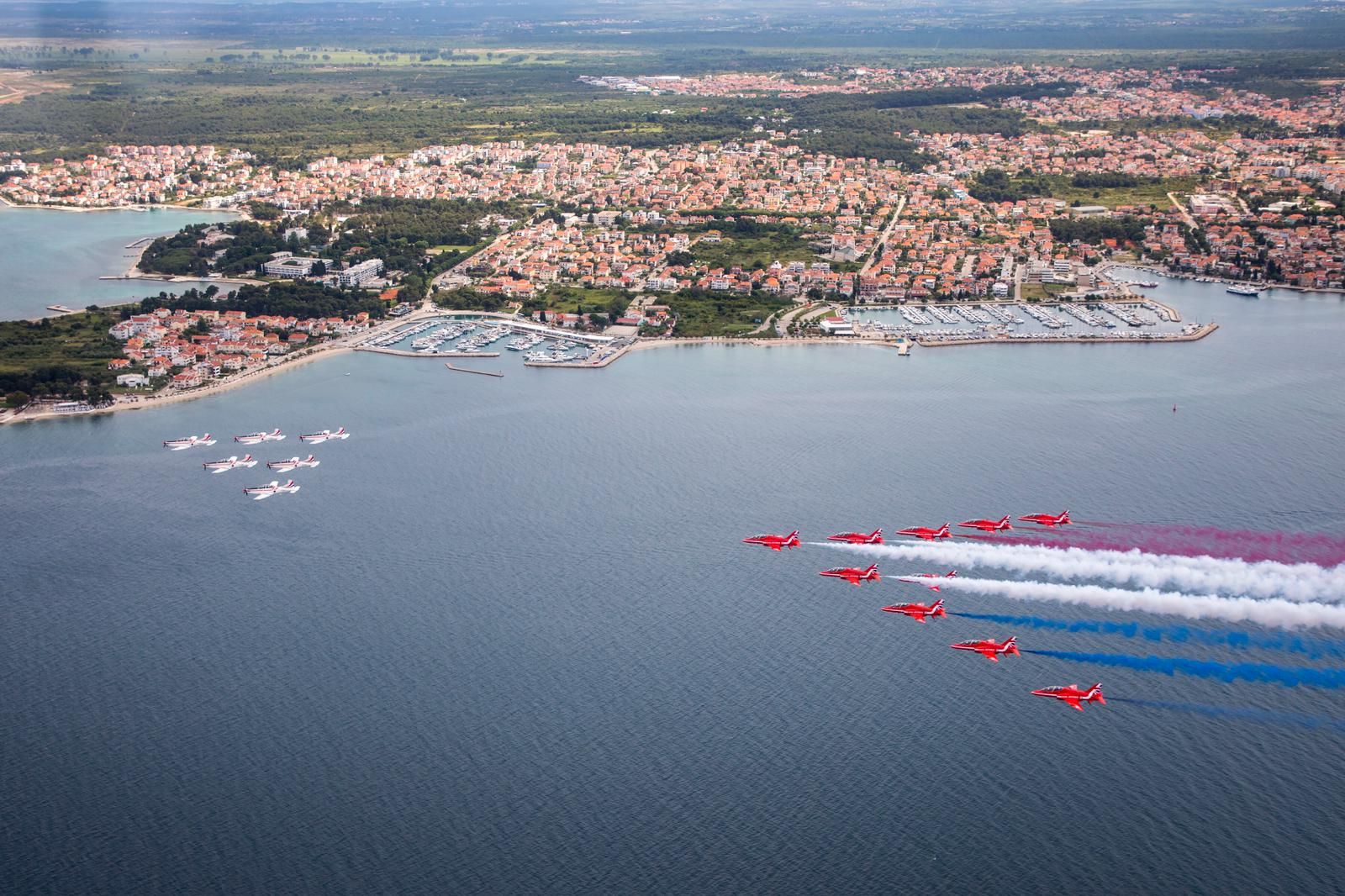 Krila Oluje i Red Arrows preletjeli iznad Zadarskog kanala