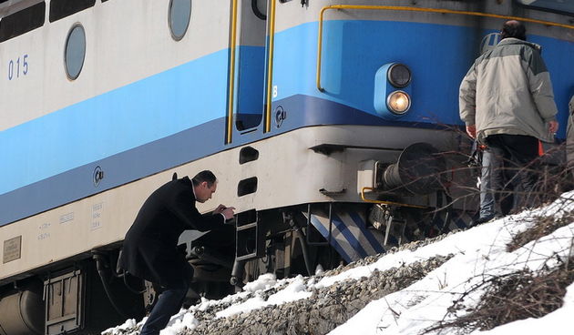 Duga Resa, 040213.
Oko 8,35 sati na pruzi izmedju Generalskog Stola i Duge Rese kod Galovic Sela iz tracnica je iskocila lokomotiva teretnog vlaka. U tijeku je ocevid, a zeljeznicki promet prema Rijeci i Splitu obustavljen je do daljnjeg.
Na fotografiji: