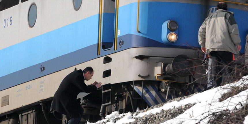 Duga Resa, 040213.
Oko 8,35 sati na pruzi izmedju Generalskog Stola i Duge Rese kod Galovic Sela iz tracnica je iskocila lokomotiva teretnog vlaka. U tijeku je ocevid, a zeljeznicki promet prema Rijeci i Splitu obustavljen je do daljnjeg.
Na fotografiji: Duga Resa, 040213.
Oko 8,35 sati na pruzi izmedju Generalskog Stola i Duge Rese kod Galovic Sela iz tracnica je iskocila lokomotiva teretnog vlaka. U tijeku je ocevid, a zeljeznicki promet prema Rijeci i Splitu obustavljen je do daljnjeg.
Na fotografiji: