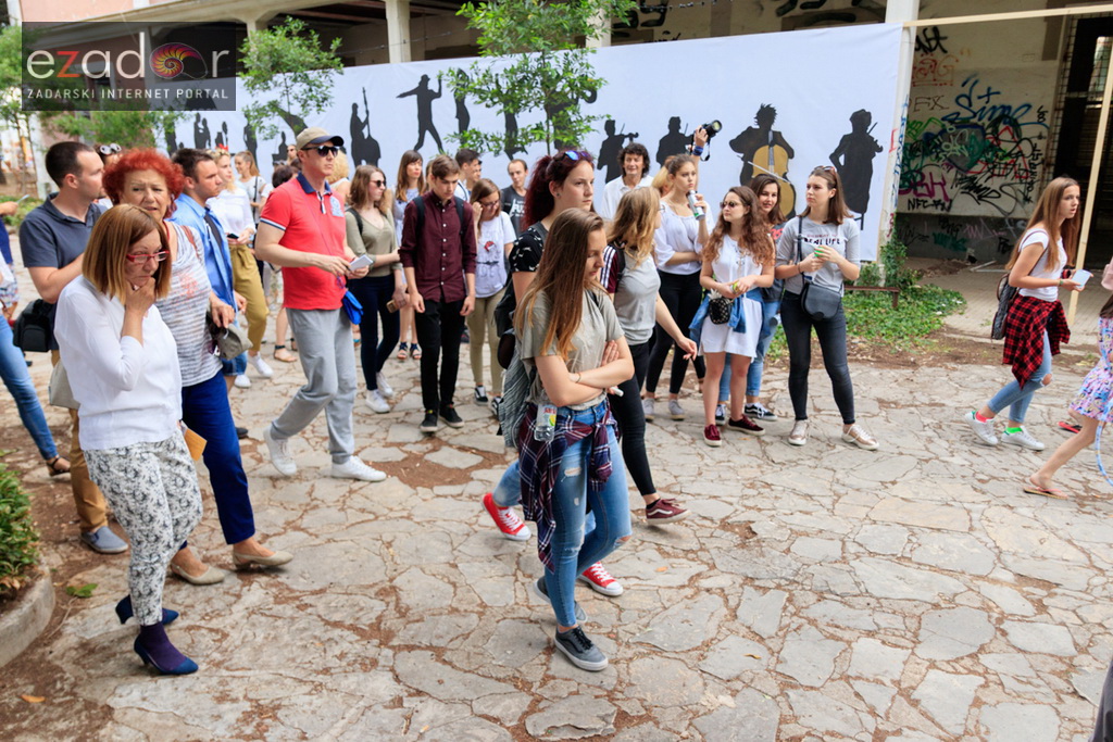 Simboličnim rušenjem zida započeo je urbani festival KvartArt na Voštarnici