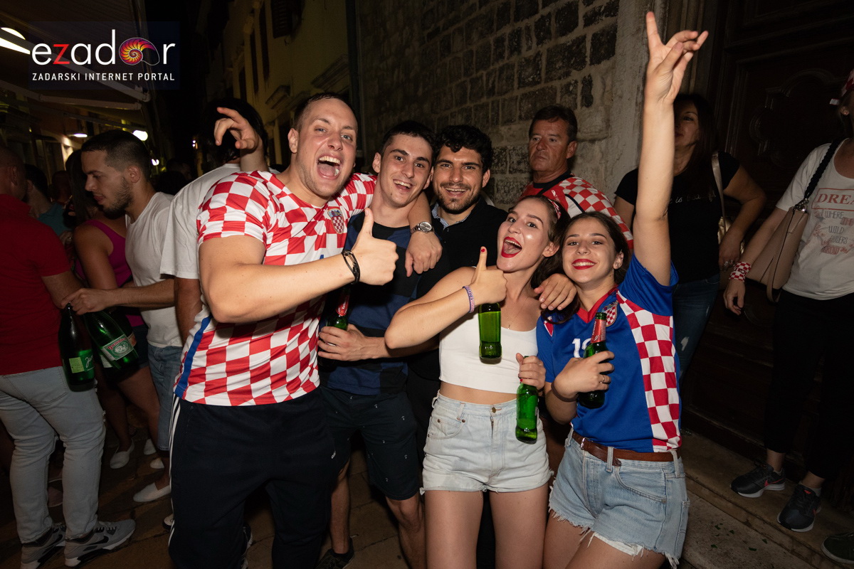 Čudesna noć: Velika fešta ulicama Zadra nakon plasmana Vatrenih u finale SP Čudesna noć: Velika fešta ulicama Zadra nakon plasmana Vatrenih u finale SP