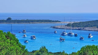 Dugi otok, 260609.
Dugi otok je jedva 1,5 sat udaljen od Zadra, jedan je od skrivenih Jadransih bisera. Sa raznolikom prirodom i plazama, cistim morem, on je namjenjen gostima koji vise cijene prirodu od zabave.
Na slici: plaza Saharun na juznoj strani Du