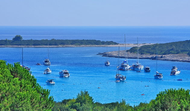 Dugi otok, 260609.
Dugi otok je jedva 1,5 sat udaljen od Zadra, jedan je od skrivenih Jadransih bisera. Sa raznolikom prirodom i plazama, cistim morem, on je namjenjen gostima koji vise cijene prirodu od zabave.
Na slici: plaza Saharun na juznoj strani Du