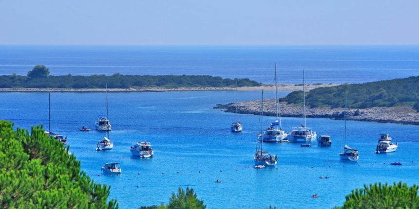 Dugi otok, 260609.
Dugi otok je jedva 1,5 sat udaljen od Zadra, jedan je od skrivenih Jadransih bisera. Sa raznolikom prirodom i plazama, cistim morem, on je namjenjen gostima koji vise cijene prirodu od zabave.
Na slici: plaza Saharun na juznoj strani Du Dugi otok, 260609.
Dugi otok je jedva 1,5 sat udaljen od Zadra, jedan je od skrivenih Jadransih bisera. Sa raznolikom prirodom i plazama, cistim morem, on je namjenjen gostima koji vise cijene prirodu od zabave.
Na slici: plaza Saharun na juznoj strani Du