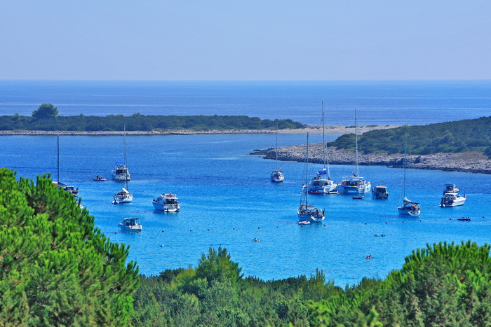 Dugi otok, 260609.
Dugi otok je jedva 1,5 sat udaljen od Zadra, jedan je od skrivenih Jadransih bisera. Sa raznolikom prirodom i plazama, cistim morem, on je namjenjen gostima koji vise cijene prirodu od zabave.
Na slici: plaza Saharun na juznoj strani Du