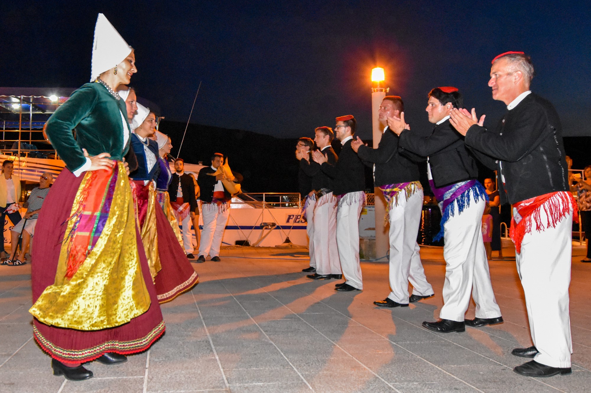 Etno večer s KUD Družina u Pagu Etno večer s KUD Družina u Pagu