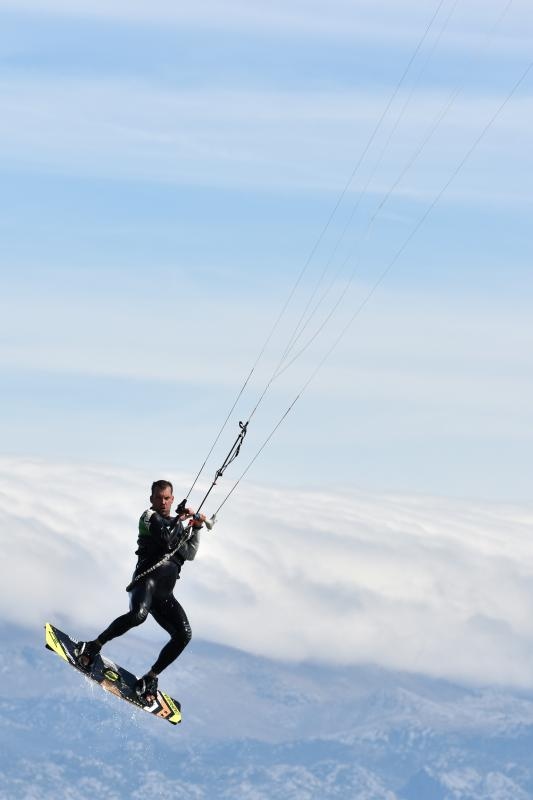 Jaka bura pružila je prigodu nekolicini kitesurfera da pokažu svoje umjeće na ninskoj plaži.  Photo: Dino Stanin/PIXSELL