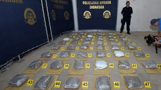 Veliki ulov zadarske policije: Na autocesti zapljenili 52 kg marihuane Veliki ulov zadarske policije: Na autocesti zapljenili 52 kg marihuane