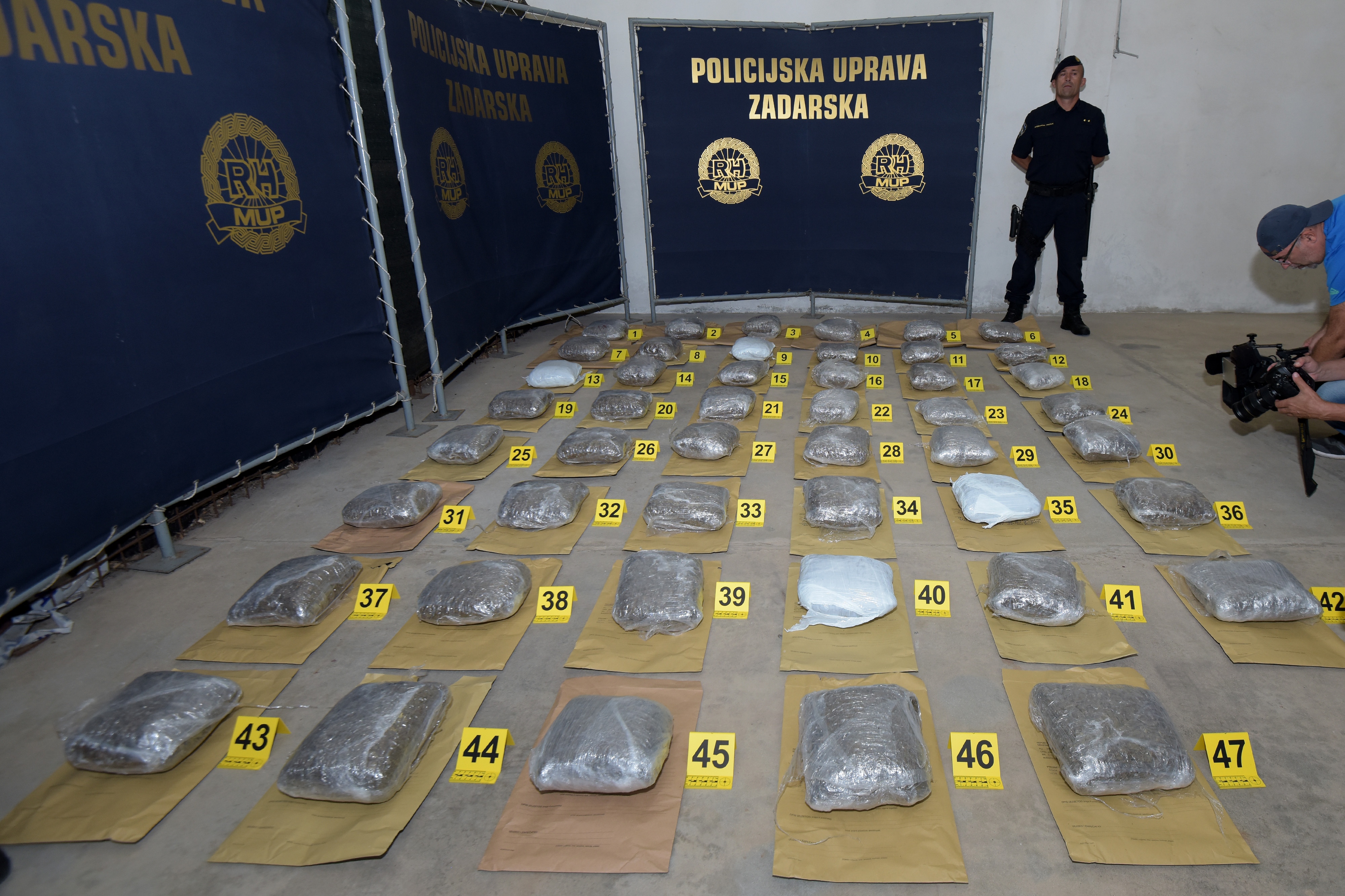 Veliki ulov zadarske policije: Na autocesti zapljenili 52 kg marihuane Veliki ulov zadarske policije: Na autocesti zapljenili 52 kg marihuane