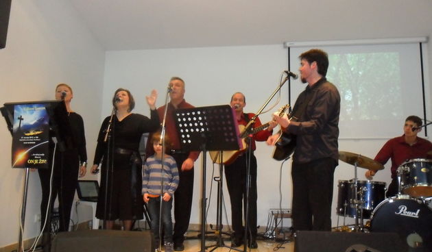 U nedjelju je u Baptističkoj crkvi Put Nina održan koncert “On je Živ” grupe “Svjetionik” koja je osvojila Grand prix za skladbu “Na križu drvenom” autora teksta i glazbe Darija Miletića na nedavno održanom Festivlu duhovne glazbe “Svjetlost dolazi” Zadar