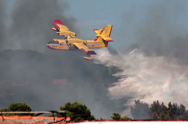 Požar na Plovaniji (foto: Marin Gospić) Požar na Plovaniji (foto: Marin Gospić)