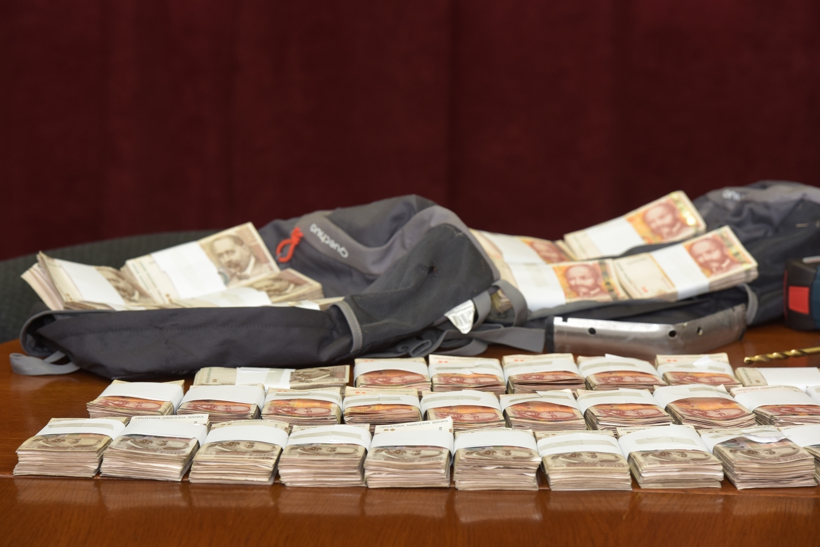 U PU zadarskoj predstavljeni rezultati istrage nakon krađe novca iz bankomata u Novigradu U PU zadarskoj predstavljeni rezultati istrage nakon krađe novca iz bankomata u Novigradu