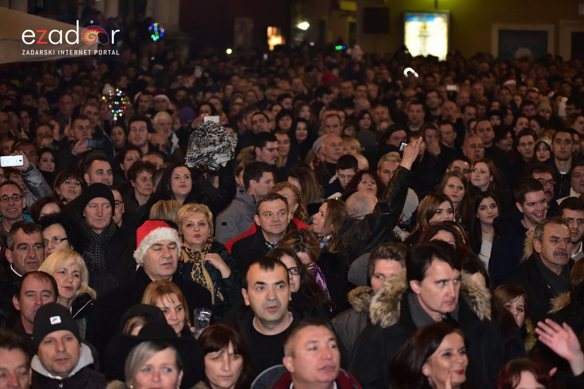 Tisuće Zadrana uživalo na krcatom Narodnom trgu i Tgu Petra Zoranića uz Tomislava Bralića i klapu Intrade Tisuće Zadrana uživalo na krcatom Narodnom trgu i Tgu Petra Zoranića uz Tomislava Bralića i klapu Intrade