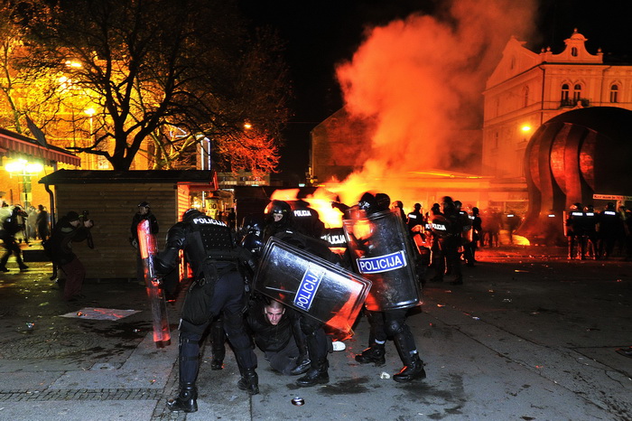 Maribor (Slovenija), 031212.
Prosvjed gradjana Maribora protiv trenutacnog gradonacelnika Franca Kanglera, osumnjicenog za umjesanost u korupciju. Prosvjed je zapoceo okupljanjem nekoliko tisuca ljudi na Trgu Slobode, a zatim se preselio ispred zgrade opc Maribor (Slovenija), 031212.
Prosvjed gradjana Maribora protiv trenutacnog gradonacelnika Franca Kanglera, osumnjicenog za umjesanost u korupciju. Prosvjed je zapoceo okupljanjem nekoliko tisuca ljudi na Trgu Slobode, a zatim se preselio ispred zgrade opc