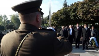 08.10.2013., Zagreb – U povodu Dana neovisnosti na groblju Mirogoju polozeni su zajednicki vijenci predsjednika Republike Hrvatske, predsjednika Hrvatskoga sabora, predsjednika Vlade RH, izaslanstva Oruzanih snaga i izaslanstvo Ravnateljstva policije. U p