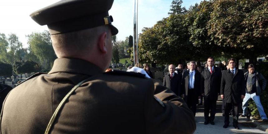 08.10.2013., Zagreb – U povodu Dana neovisnosti na groblju Mirogoju polozeni su zajednicki vijenci predsjednika Republike Hrvatske, predsjednika Hrvatskoga sabora, predsjednika Vlade RH, izaslanstva Oruzanih snaga i izaslanstvo Ravnateljstva policije. U p 08.10.2013., Zagreb – U povodu Dana neovisnosti na groblju Mirogoju polozeni su zajednicki vijenci predsjednika Republike Hrvatske, predsjednika Hrvatskoga sabora, predsjednika Vlade RH, izaslanstva Oruzanih snaga i izaslanstvo Ravnateljstva policije. U p